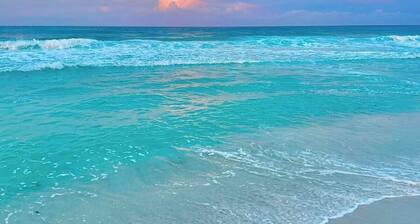 Most Private Oasis on the Island-Backyard Resort Vibe -Minutes walk to the Beach