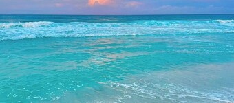 Most Private Oasis on the Island-Backyard Resort Vibe -Minutes walk to the Beach