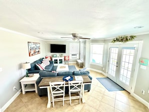 TV connectée, cheminée, chaîne hi-fi