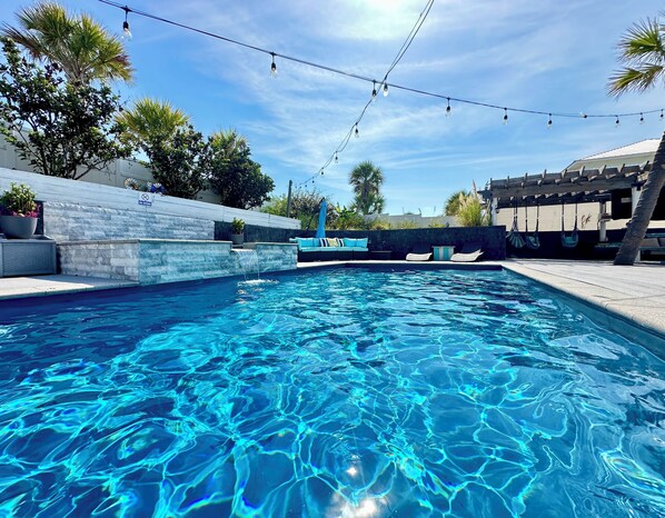 Una piscina al aire libre, una piscina climatizada