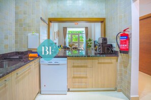 Réfrigérateur, micro-ondes, batterie de cuisine, vaisselle et ustensiles