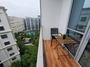 Outdoor dining - New & Cozy condo @81 Newport w/ balcony, pool across NAIA Terminal 3 (Pasay)