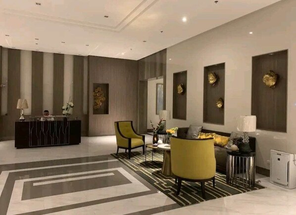 Lobby - New & Cozy condo @81 Newport w/ balcony, pool across NAIA Terminal 3 (Pasay)