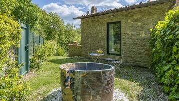 Tina de hidromasaje al aire libre