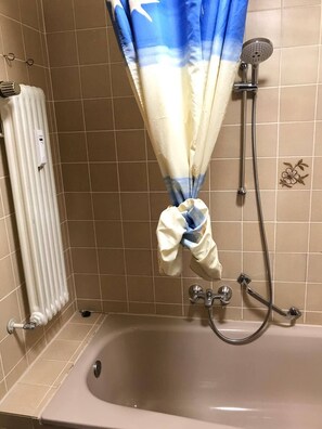 Apartemen Kota | Kamar mandi | Bathtub, pengering rambut, handuk, dan tisu toilet