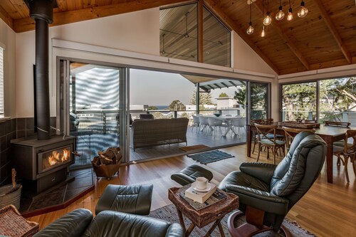 INVITING 2 STOREY COASTAL COTTAGE SITUATED HIGH ABOVE OLD DUNSBOROUGH