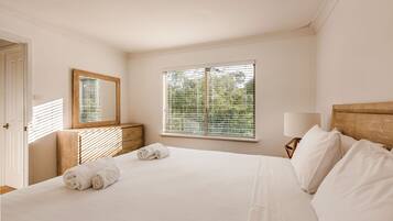 4 多间卧室、旅行婴儿床、免费 WiFi、床单