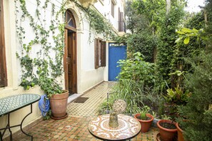 Outdoor dining - Historic Rue de la Kasbah Villa (Tangier)