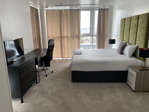 2 habitaciones, tabla de planchar con plancha, wifi y ropa de cama 