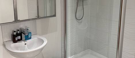 Haartrockner, Handtücher, Seife, Toilettenpapier