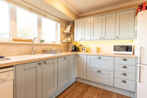 Fridge, microwave, oven, dishwasher - Luxury, light & sunny, coastal house in centre of Newport, Pembrokeshire (Newport)
