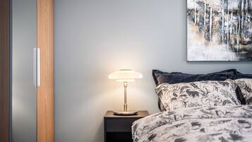 Tabla de planchar con plancha, wifi gratis y ropa de cama