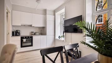 Apartemen Keluarga, 3 kamar tidur, lantai dasar | Area keluarga | TV layar datar