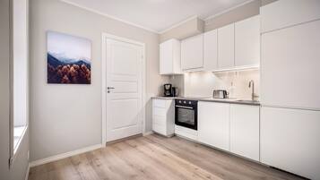 Großer Kühlschrank, Wasserkocher