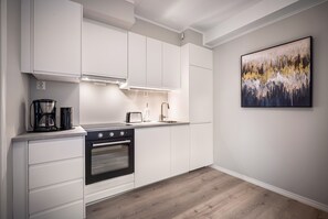 Geladeira grande, chaleira elétrica