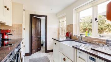 Kühlschrank, Mikrowelle, Ofen, Geschirrspüler