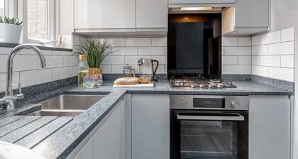 Beach Approach, Swanage. Sleeps 4 & baby