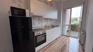 Kühlschrank, Mikrowelle, Ofen, Herdplatte