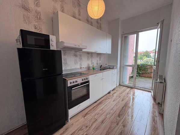 Fridge, microwave, oven, stovetop
