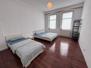 3 bedrooms, WiFi, bed sheets - Especially for families or workers, balcony & Garden (Zeitz)