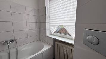 Haartrockner, Handtücher, Seife, Shampoo