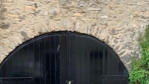 A black metal gate with vertical bars, set against a stone wall. - Pretty dog friendly cottage for two in the heart of the Georgian town of Richmond, North Yorkshire (Richmond)