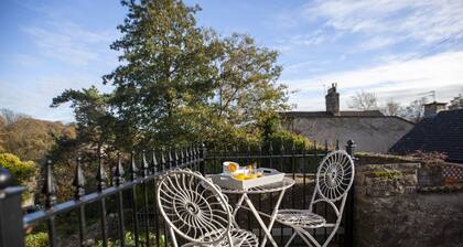 Pretty dog friendly cottage for two in the heart of the Georgian town of Richmond, North Yorkshire