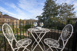 Outdoor dining - Pretty dog friendly cottage for two in the heart of the Georgian town of Richmond, North Yorkshire (Richmond)