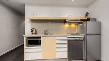 Apartemen Eksekutif | Dapur pribadi | Lemari es, microwave, oven, dan kompor