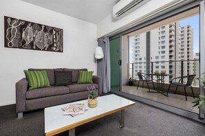 Executive Apartment | Living area | 40-inch Smart TV with cable channels, TV, Netflix - ZEN CITY & SEA - Executive 1BR Suite (Darwin)