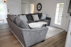 Smart TV, fireplace - 1300 Stoney Brook Circle, Unit 1303- Affordable vacation rental centrally located in Rehoboth Beach! (Rehoboth)