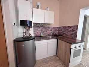 Jääkaappi, mikroaaltouuni, uuni, liesi