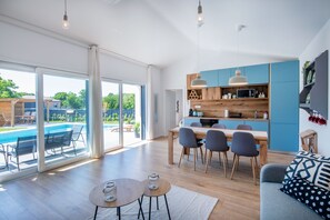 Interior - Üppige Villa: Pool & Eingezäunter Garten (Nedešćina)
