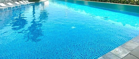 สระว่ายน้ำกลางแจ้ง