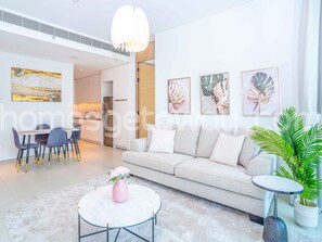 Executive-Apartment | Wohnbereich | 55-Zoll-Smart-TV mit Kabelempfang