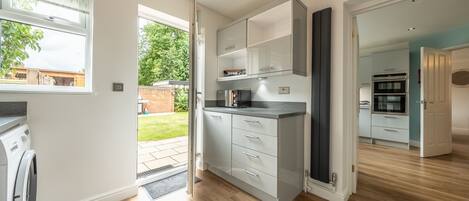 Microondas, lavavajillas y periquera