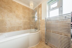 Combined shower/tub, hair dryer, towels - Langdale (4), Heacham, Norfolk (Heacham)