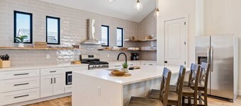 Desert Bungalow: Community Pool, Hot Tub, Splash Pad