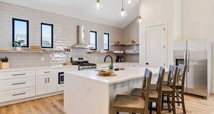 Desert Bungalow: Community Pool, Hot Tub, Splash Pad