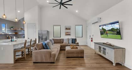 Desert Bungalow: Community Pool, Hot Tub, Splash Pad