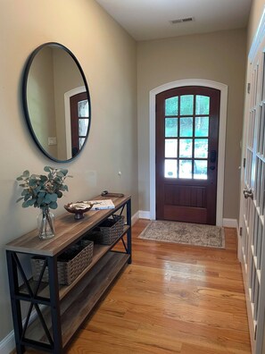 Interior - Bay Head Cove - Peaceful 5 bedroom lakefront home on private cove with boat dock (Catawba)