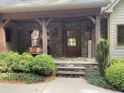 Bay Head Cove - Peaceful 5 bedroom lakefront home on private cove with boat dock