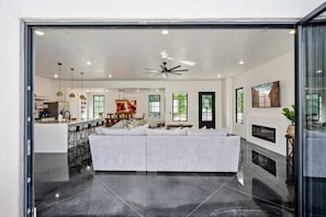 Televisión, chimenea, futbolito y tenis de mesa