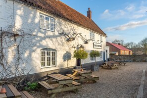 Outdoor dining - The Little Barn (2), Ringstead, Norfolk (Ringstead)