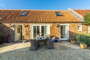 Outdoor dining - The Little Barn (2), Ringstead, Norfolk (Ringstead)