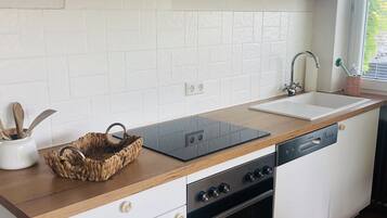 Fridge, oven, stovetop, dishwasher