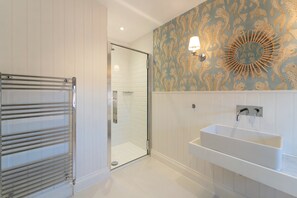Combined shower/tub, hair dryer, towels - Drifters, Thornham, Norfolk (Thornham)