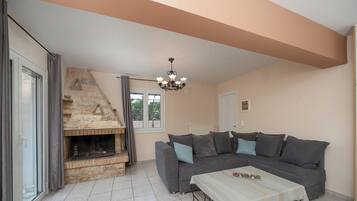 Apartamento conforto, sacada | Área de estar | TV de tela plana