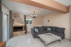 Appartement Confort, balcon | Coin séjour | Télévision à écran plat