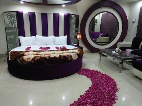 Honeymoon Room, 1 Bedroom | 2 bedrooms, free WiFi